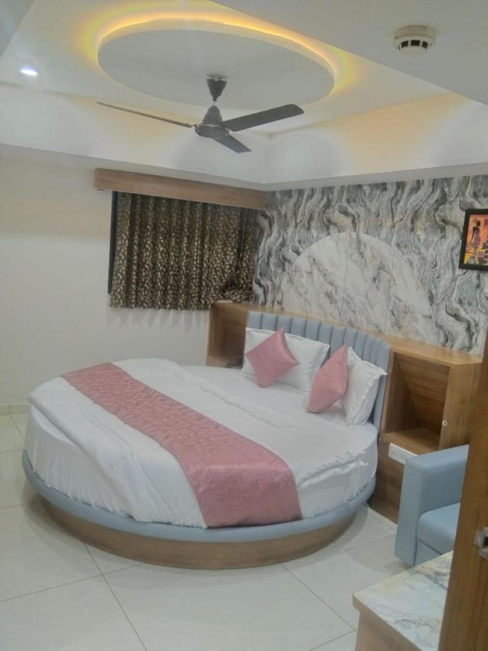 Hotel Rk Icon Ahmedabad Exterior photo